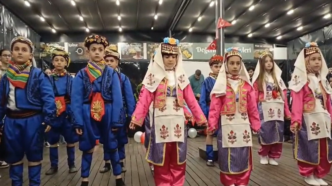 Ürkmez'deki Etkinlikte Halk Oyunları Gösterisi Yapan Kursiyerlerimizden Görüntüler